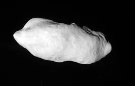 Сатурн и его спутник Прометей