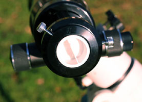 Готовим телескоп к наблюдению – за полчаса до начала наблюдений снимаем заднюю крышку с фокусера.