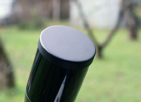 Садится очень плотно, надежно.