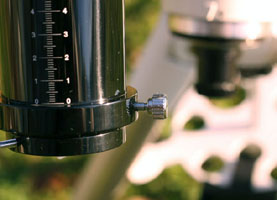 Надежные стопорные винты на фокусере.